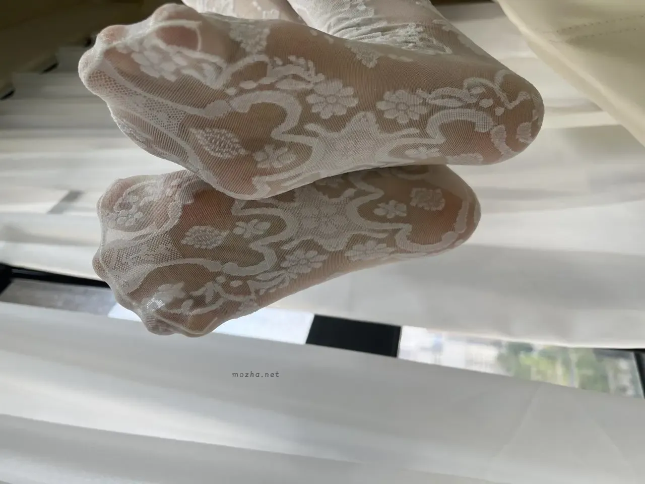 小甜酒子 – 提花纹白丝【9P】